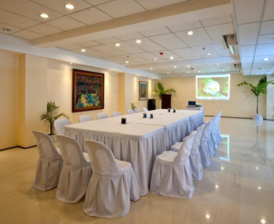 M Citi Suites Cebu Stadt Exterior foto