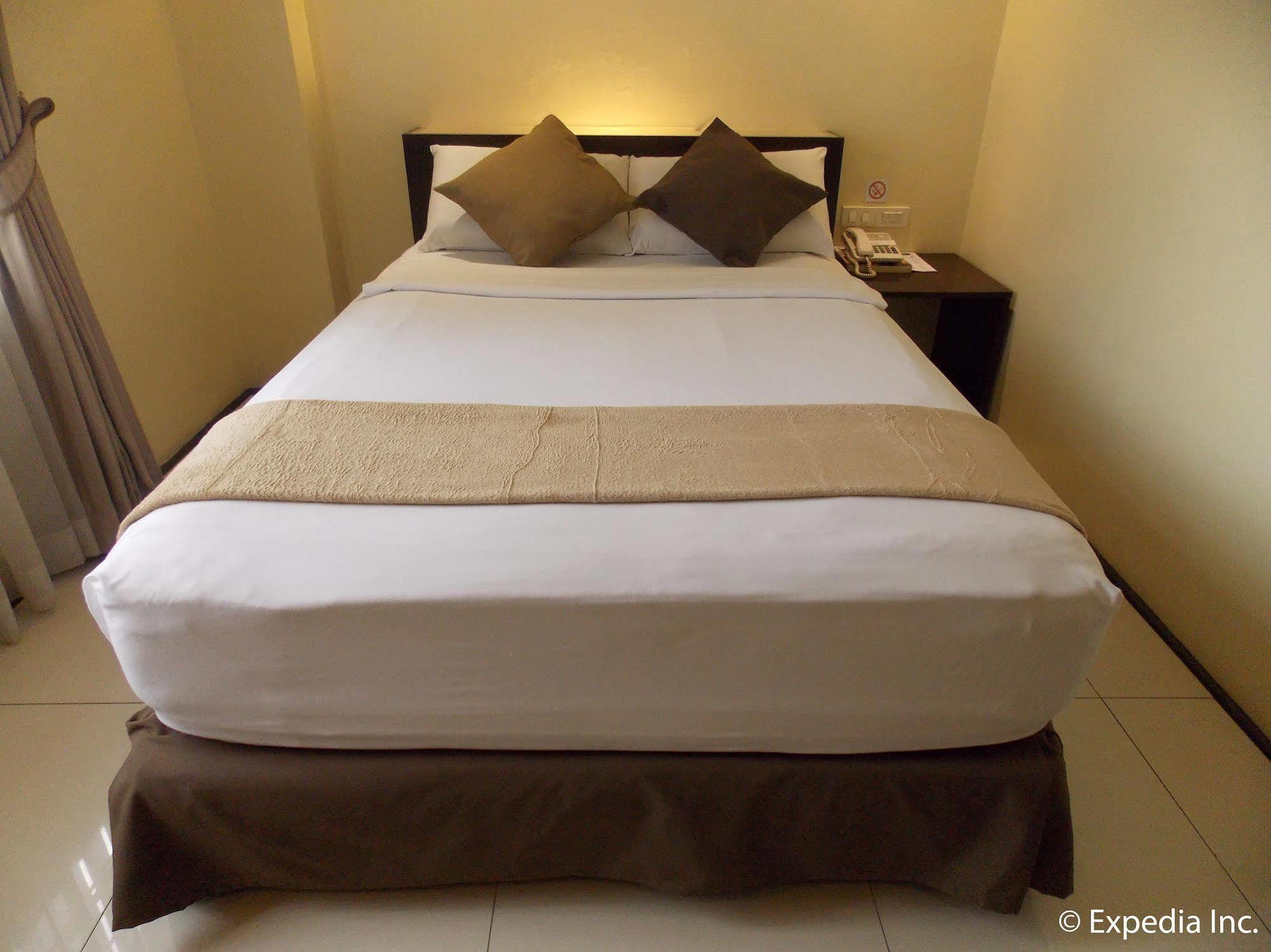 M Citi Suites Cebu Stadt Exterior foto